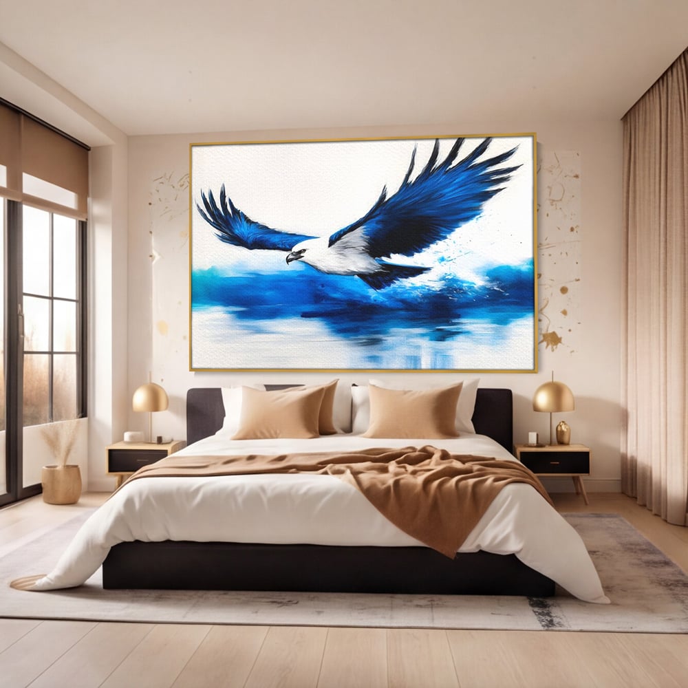 Tablou canvas cu tablou canvas cu vultur zburand peste apa, in rama de aluminiu auriu, pe perete intr-un dormitor